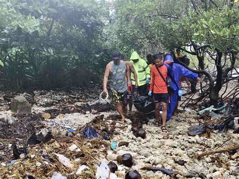 3 dead, 7 missing as 2 boats capsize .